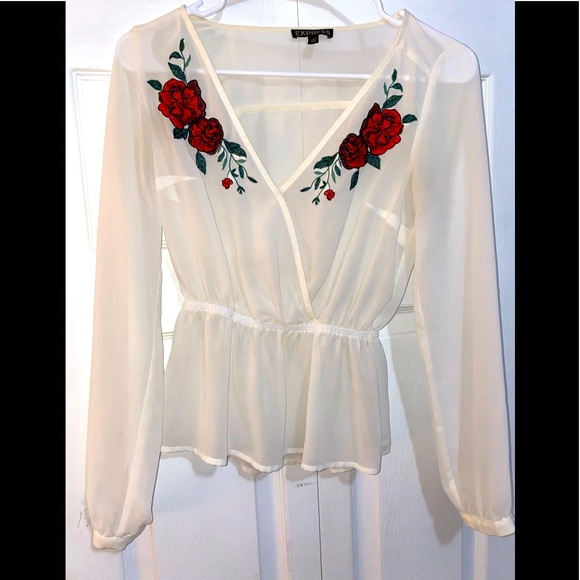 Express Tops - Nwot express lace floral embroidery 🧵 blouse vee
